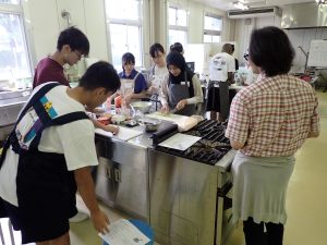 To make okonomiyaki, international students are also asked to prepare ingredients.